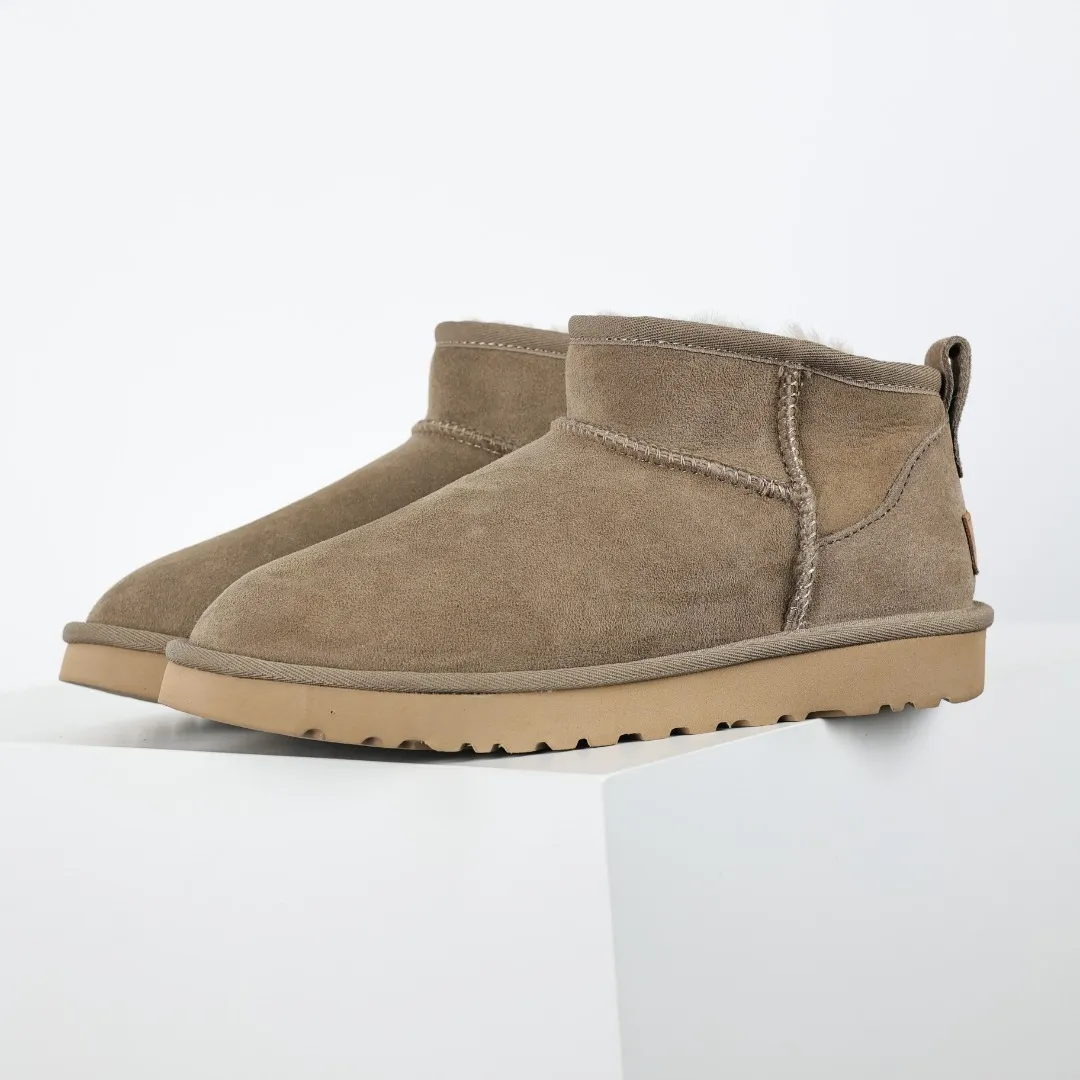 Pick up locally 💰520 Core recommendation Good price It is a very suitable choice for home furnishings. In the new year, uug launched a series of styles, which are partial to the preferences of young consumers and have also moved to the forefront of fashion trends. Shoe body material: water-repellent coated suede upper, 17mm UGGPURE™ implantable wool insole, lightweight non-slip and comfortable rubber outsole, with brand LOGO and trademark. Comes with a full set of packaging. Size: 35 36 37 38 39 40 41 42 43 44